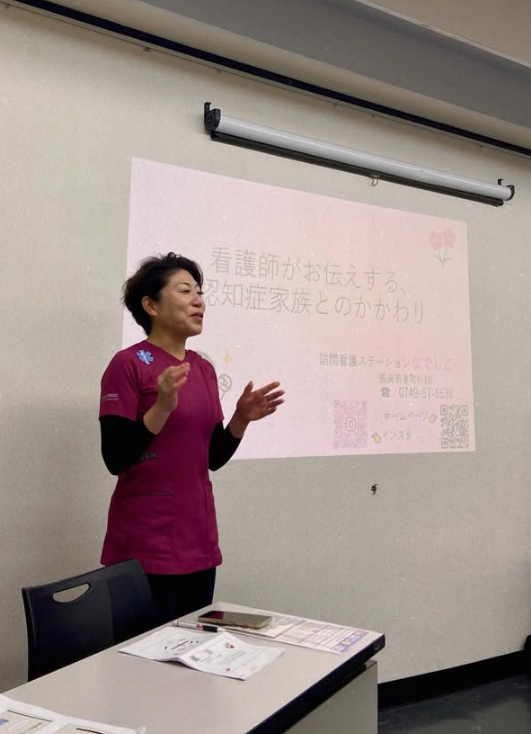 自分でできるリハビリケアについて説明する様子（学習講演会）